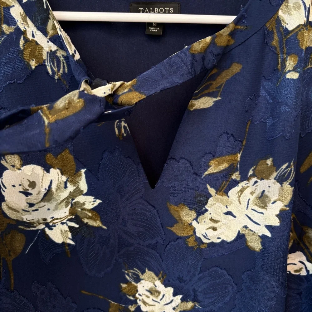 Talbots Floral Sleeveless Top Women’s Medium Tie Neck Navy Blue Blouse Office - Picture 3 of 10